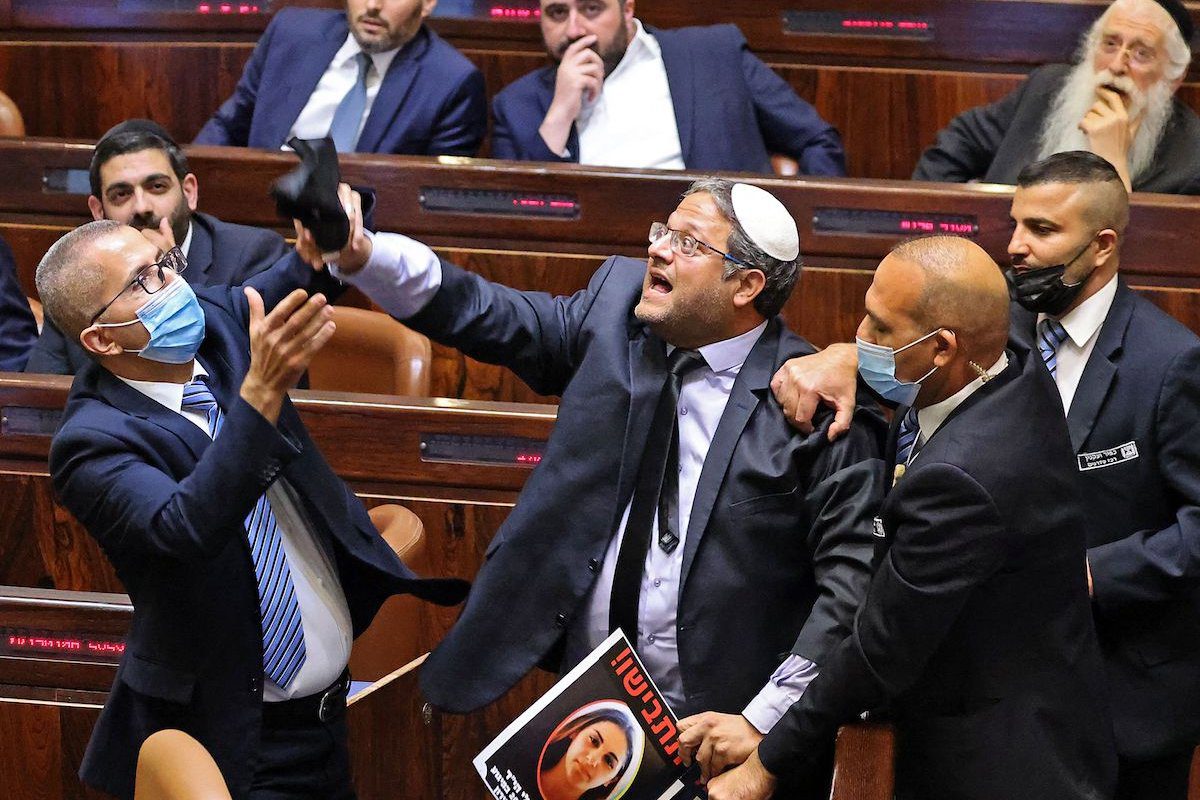 Itamar Ben-Gvir, membro israelense do Knesset, que dirige o partido do Poder Judaico (Otzma Yehudit), gesticula durante uma sessão especial para votar um novo governo no parlamento de Jerusalém, em 13 de junho de 2021. [EMMANUEL DUNAND/AFP via Getty Images].
