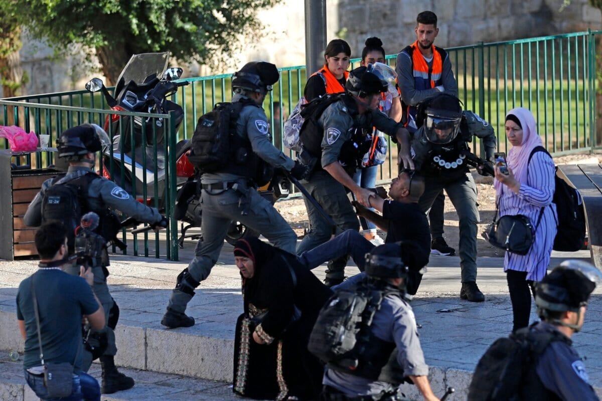 Polícia de Israel prende palestinos em frente ao Portão de Damasco, na Cidade Velha de Jerusalém ocupada, 17 de junho de 2021 [Ahmad Gharabli/AFP via Getty Images]