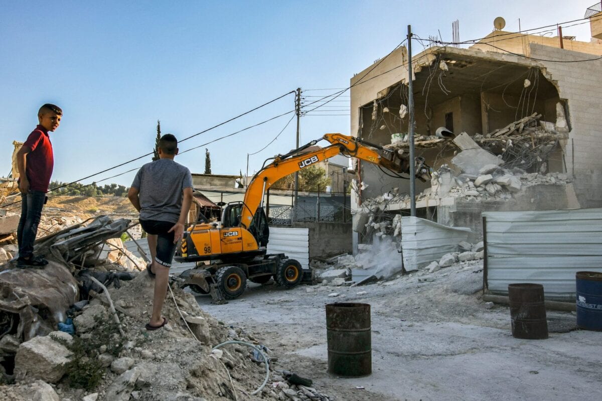 Uma escavadeira encomendada pelo morador palestino de Jerusalém Ahmed Obaid demoliu a casa de Obaid no bairro predominantemente árabe de Issawiya, no leste de Jerusalém, em 22 de junho de 2021 [Ahmad Gharabli/ AFP via Getty Images]
