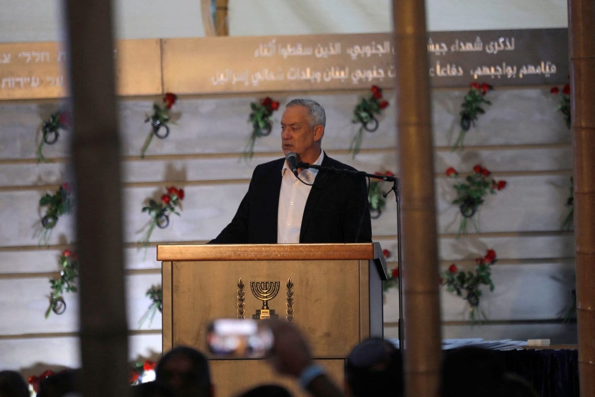 O Ministro da Defesa israelense Benny Gantz participa de uma cerimônia na cidade de Metula, ao norte da fronteira com o Líbano, em 4 de julho de 2021, para inaugurar um monumento comemorativo aos membros do "Exército do Sul do Líbano", uma milícia de Israel que atuou no Líbano de 1982-2000 [Foto de JALAA MAREY/AFP via Getty Images]
