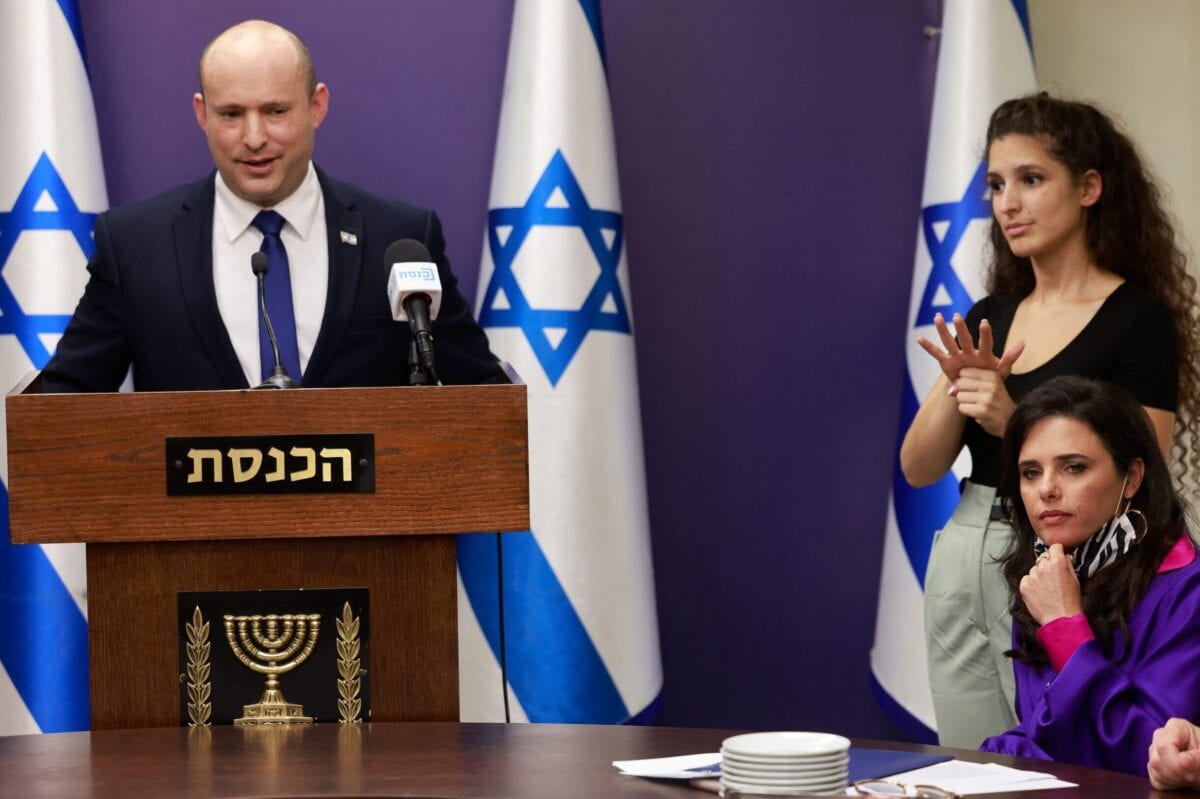 Primeiro-Ministro de Israel Naftali Bennett junto de sua Ministra do Interior Ayelet Shaked (canto direito) no Knesset, em Jerusalém ocupada, 5 de julho de 2021 [Menahem Kahana/AFP via Getty Images]
