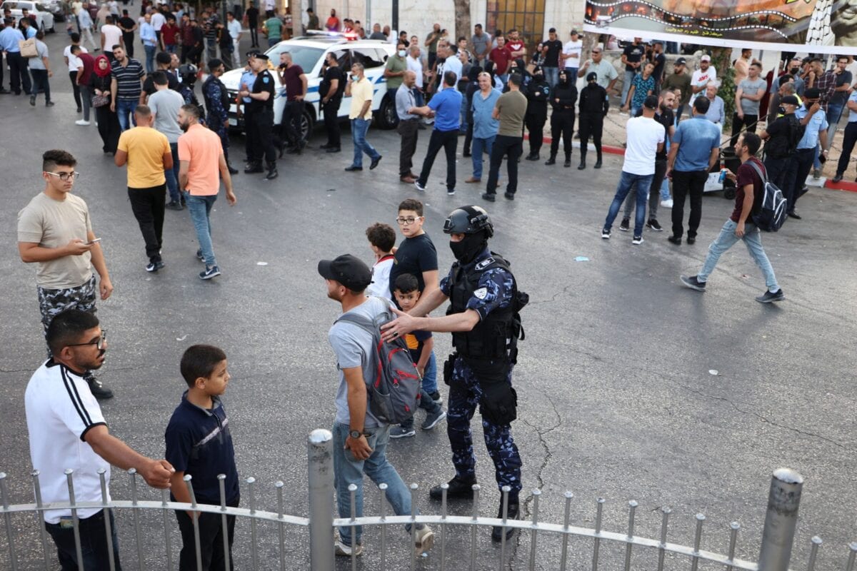 Polícia palestina impede que os manifestantes se reúnam antes de um protesto planejado contra a Autoridade Palestina após a morte de um ativista, na cidade de Ramallah, na Cisjordânia, em 5 de julho de 2021 [ABBAS MOMANI/AFP via Getty Images]