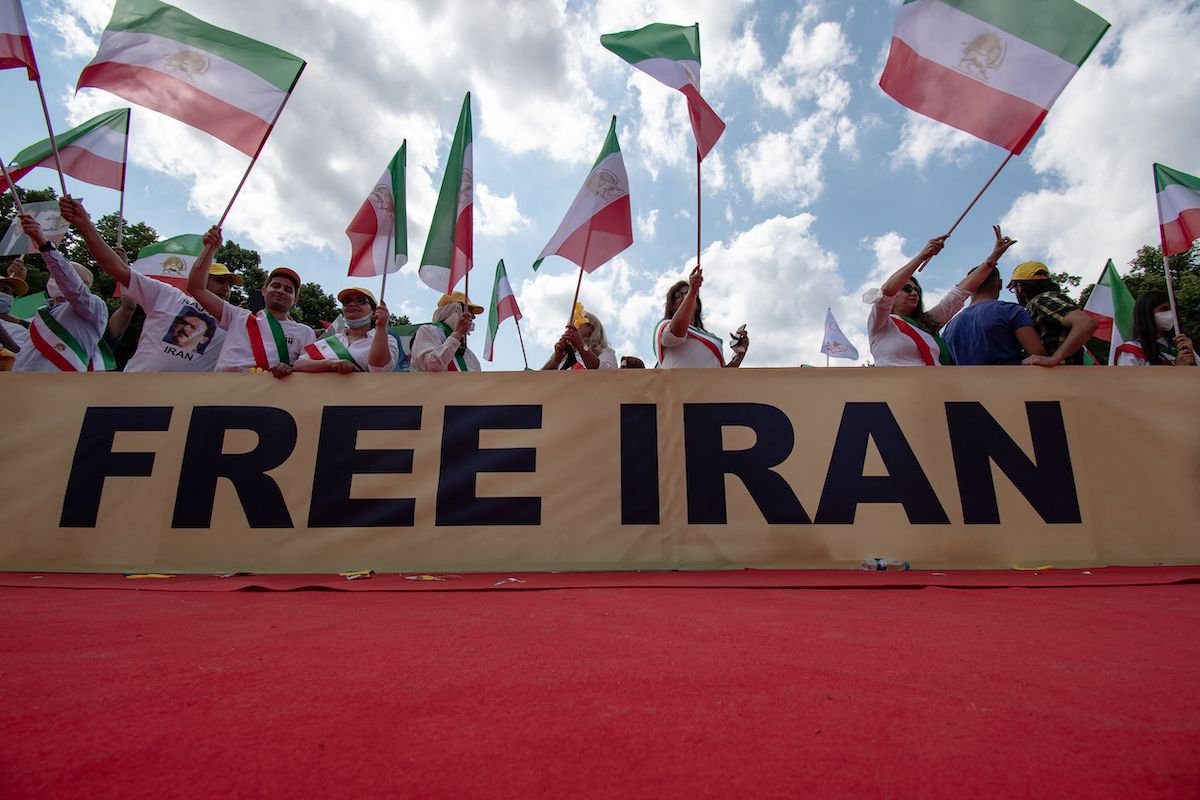 Manifestantes participam de um protesto convocado pelo Conselho Nacional de Resistência do Irã (NCRI) contra o regime iraniano em frente ao Portão de Brandemburgo, em Berlim, em 10 de julho de 2021 [Paul Zinken/AFP via Getty Images]
