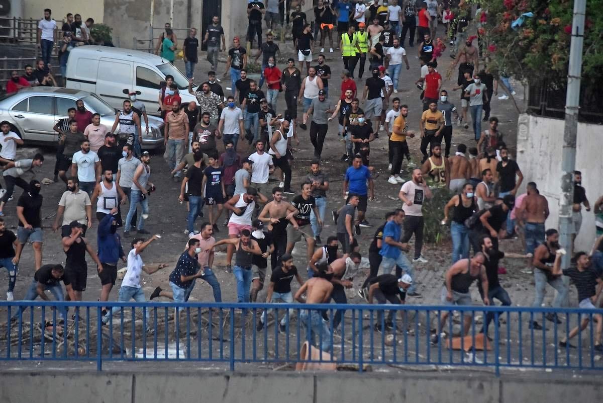 Libaneses tomam as ruas após a renúncia do premiê designado Saad Hariri em Beirute, 15 de julho de 2021 [AFP via Getty Images]
