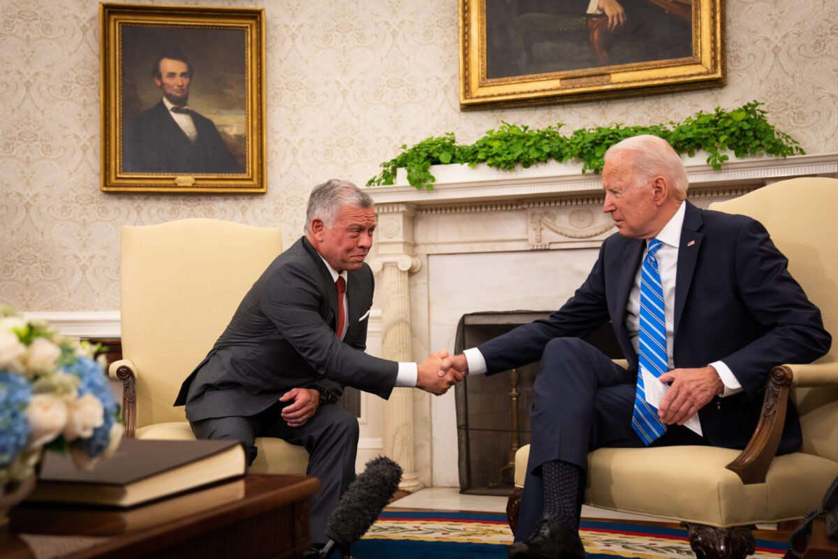 Presidente dos Estados Unidos Joe Biden e Rei da Jordânia Abdullah II no Salão Oval da Casa Branca, em Washington DC, 19 de julho de 2021 [Sarahbeth Maney/Bloomberg via Getty Images]
