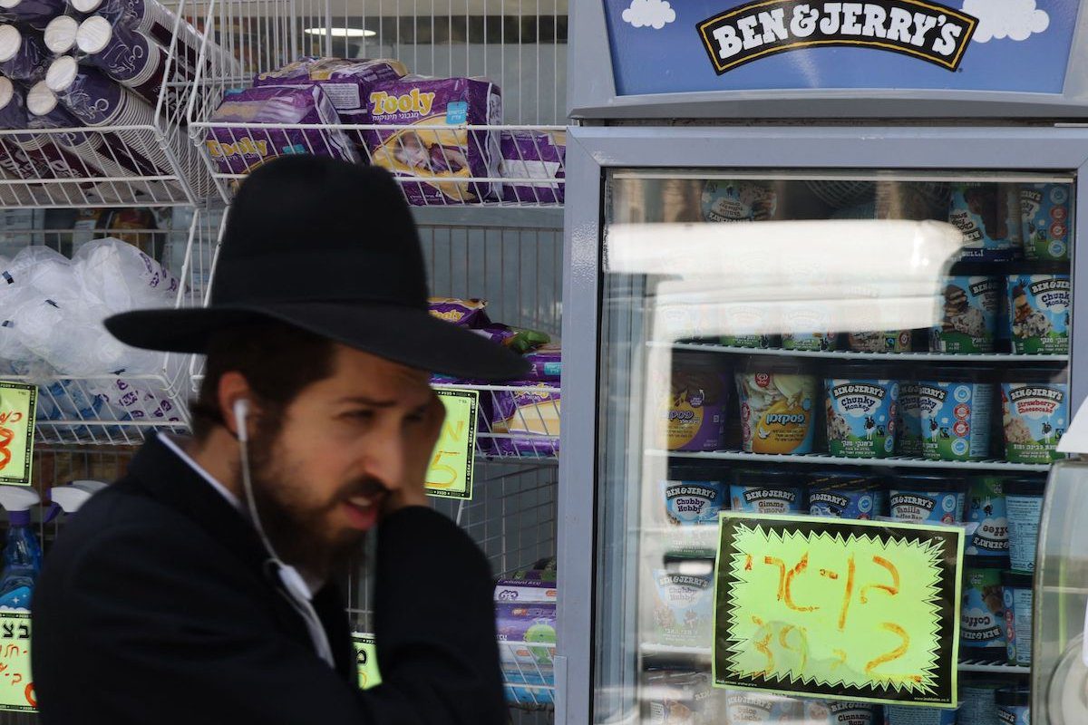 Um judeu ultraortodoxo passa pelo sorvete Ben & Jerry's em Jerusalém em 20 de julho de 2021. [ Ahmad Gharabli/ AFP via Getty Images]