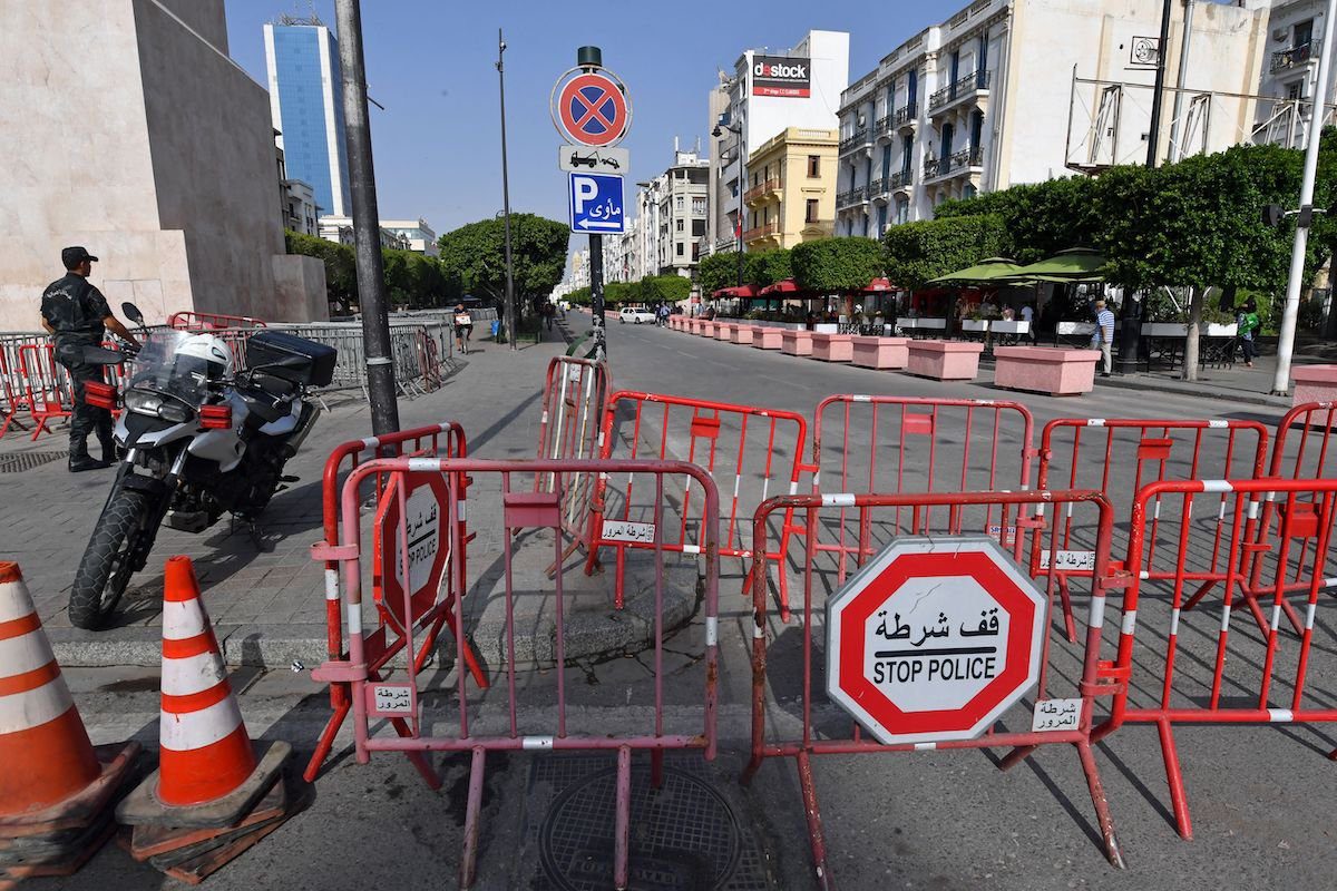 Polícia tunisiana fecha a avenida Habib Bourguiba na capital Túnis, em 27 de julho de 2021 [Fethi Belaid/AFP via Getty Images]
