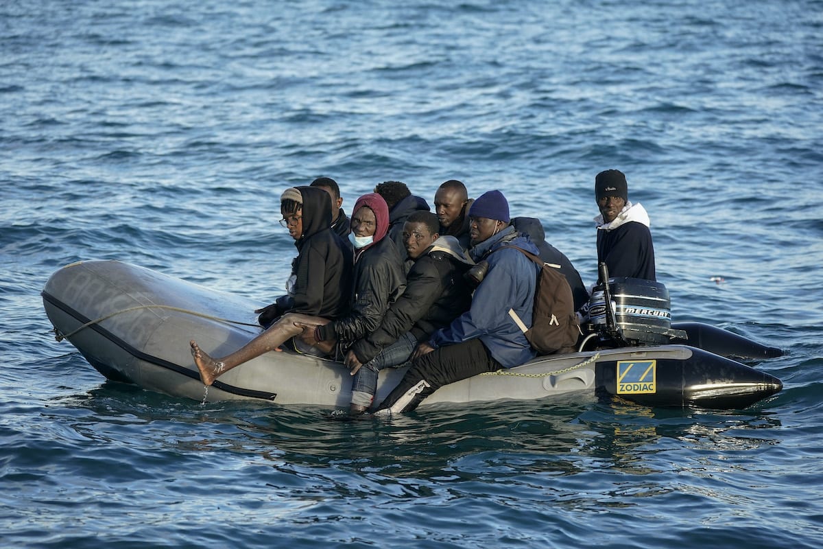 Migrantes aglomerados em um pequeno barco inflável tentam cruzar o Canal da Mancha perto do Estreito de Dover em 7 de setembro de 2020 na costa de Dover, Inglaterra [Luke Dray / Getty Images]