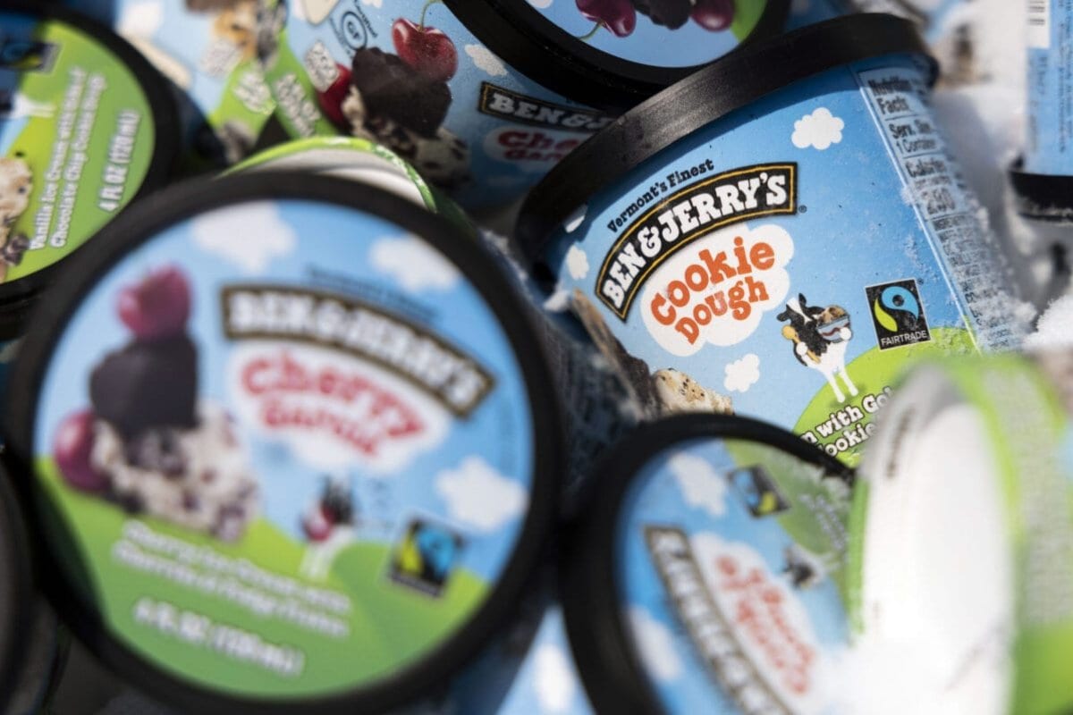 O sorvete Ben & Jerry's é armazenado em um refrigerador em um evento cujos fundadores, Jerry Greenfield e Ben Cohen, distribuíram sorvete para chamar a atenção para a reforma da polícia na Suprema Corte dos EUA. em 20 de maio de 2021 em Washington, DC [Kevin Dietsch/Getty Images]