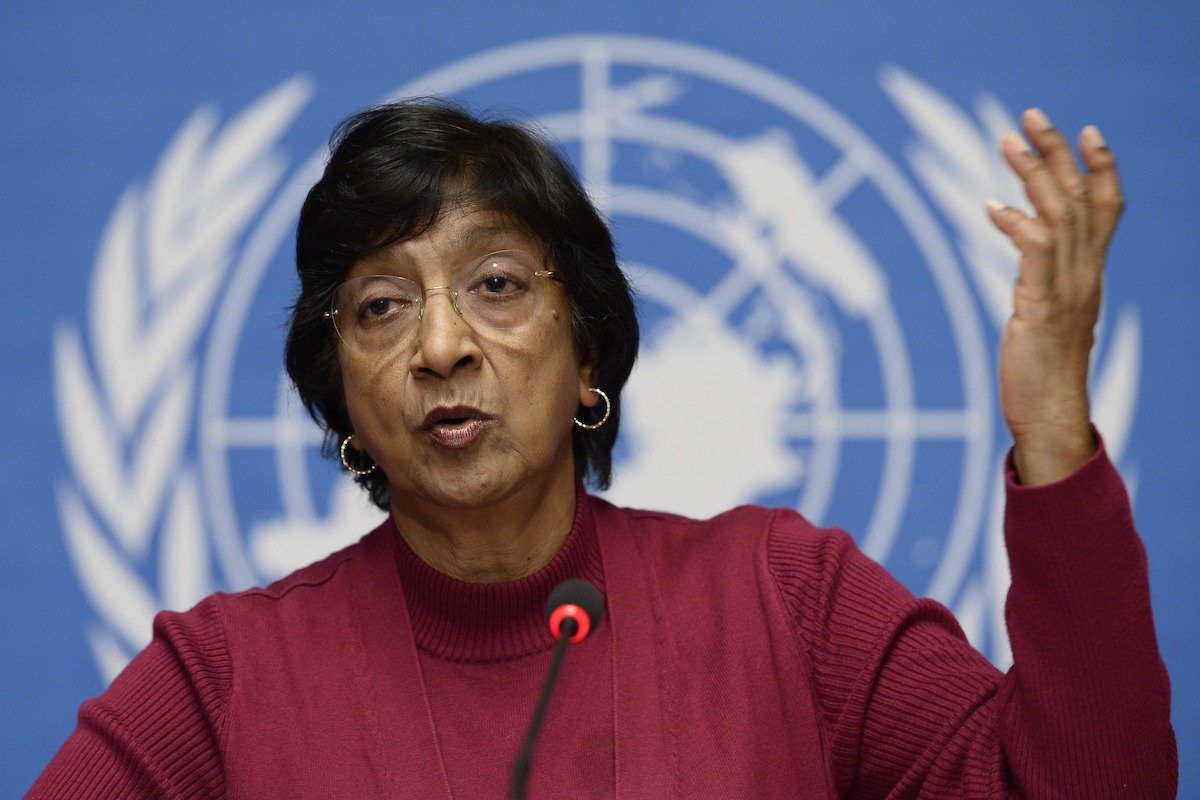 A Alta Comissária das Nações Unidas para os Direitos Humanos, Navi Pillay, dá uma entrevista coletiva, em 2 de dezembro de 2013, nos escritórios das Nações Unidas, em Genebra [Fabrice Coffrini/AFP via Getty Images]
