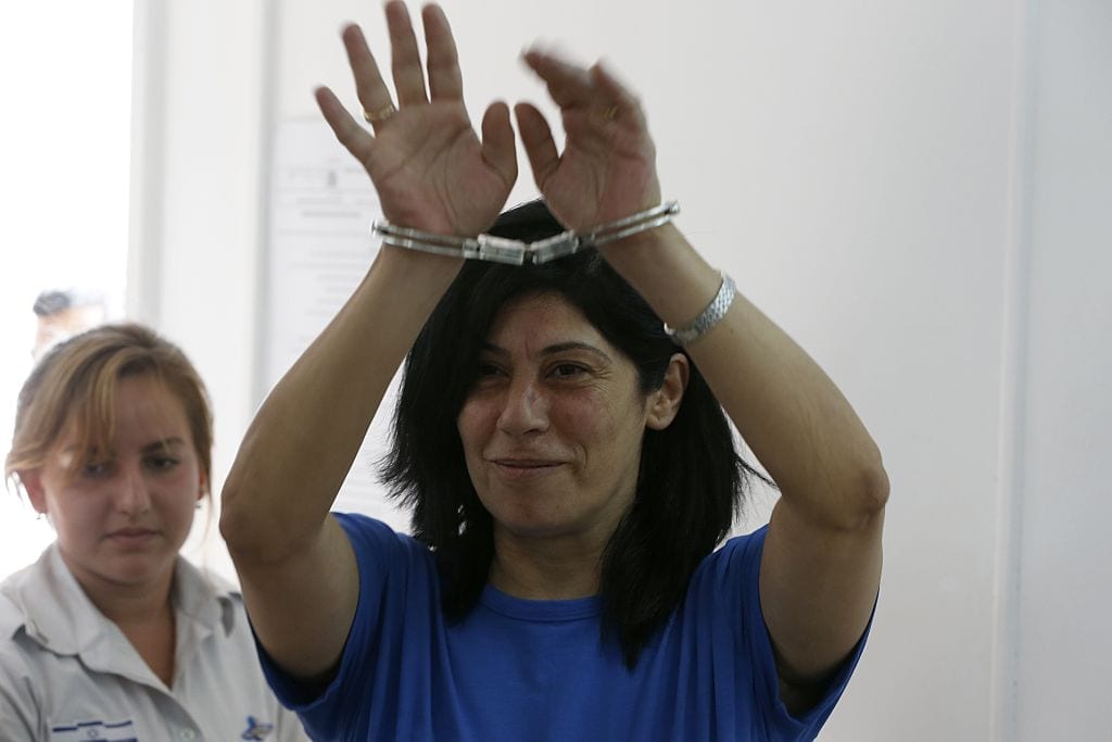 Khalida Jarrar, membro da Frente Popular para a Libertação da Palestina (PFLP) em Ramallah em 10 de agosto de 2015 [Ahmad Gharabli / Getty Images]
