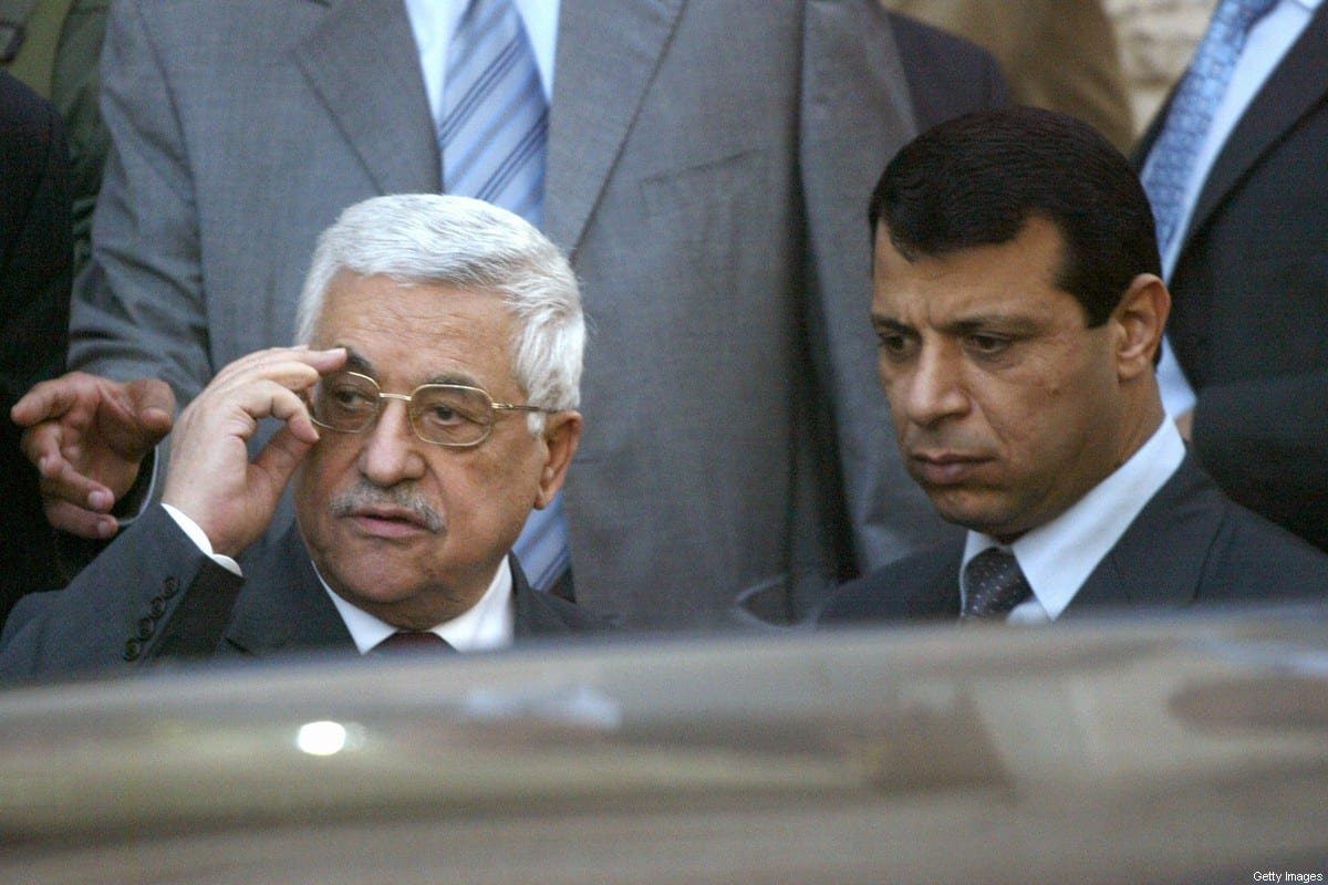 O presidente palestino Mahmud Abbas (L) está com Mohammad Dahlan, um homem poderoso do partido Fatah em Ramallah, 25 de março de 2007 [JAMAL ARURI/AFP via Getty Images]
