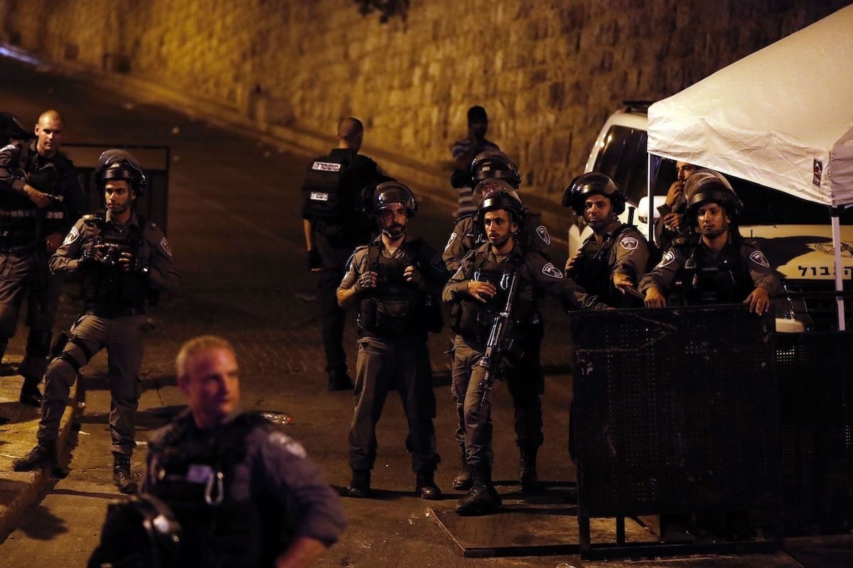 Soldados israelenses cercam Portão do Leão, uma entrada principal do complexo da mesquita Al-Aqsa, onde fiéis muçulmanosrezam,  na Cidade Velha de Jerusalém, em 24 de julho de 2017 [Ahmad Gharabli/ AFP via Getty Images]
