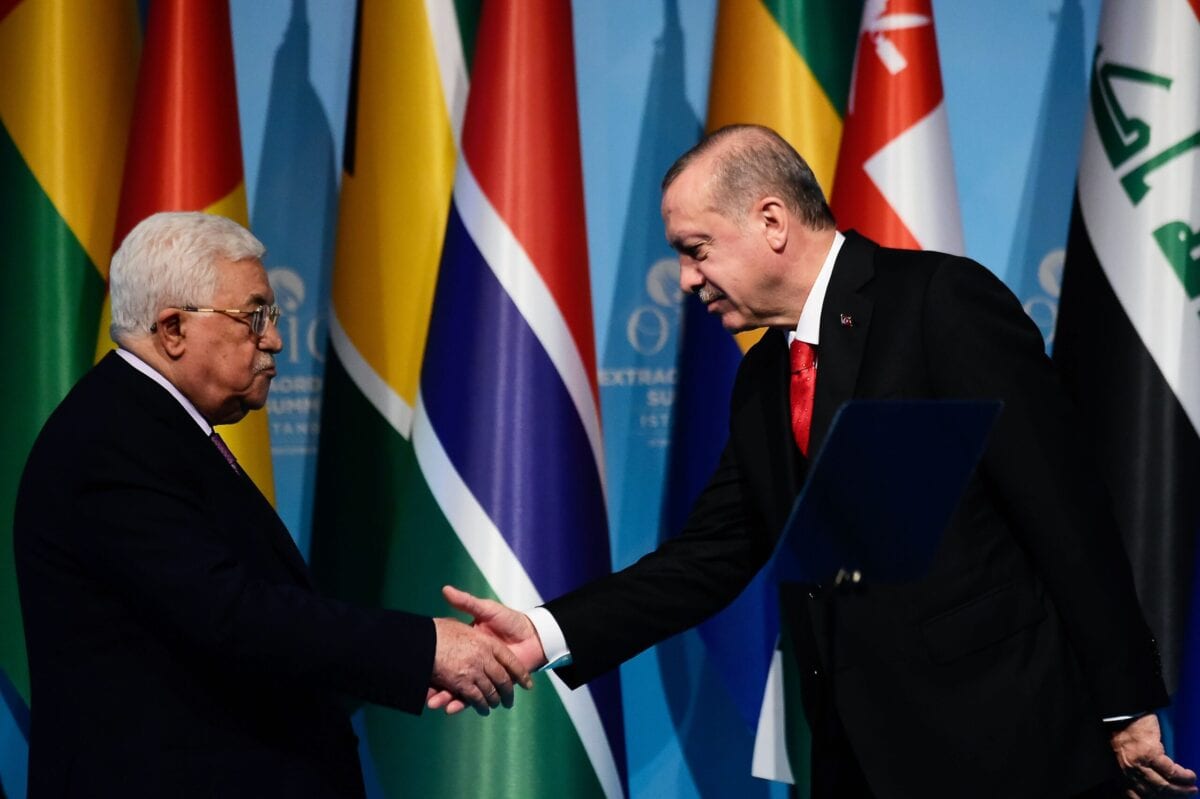 Presidente da Turquia Recep Tayyip Erdogan (à direita) cumprimenta o Presidente da Autoridade Palestina Mahmoud Abbas, em Istambul, 13 de dezembro de 2017 [Yasin Akgul/AFP via Getty Images]
