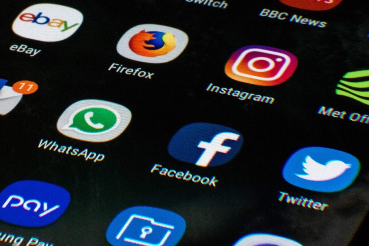 Uma tela de telefone móvel exibe os ícones dos aplicativos de rede social Facebook, Twitter e Instagram, tirados em Manchester, Inglaterra, em 22 de março de 2018 [Oli Scarff/AFP via Getty Images]
