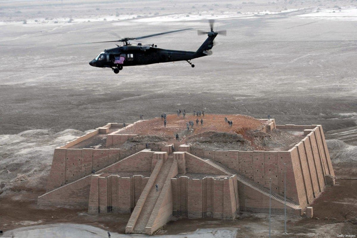 Um helicóptero do exército dos EUA sobrevoa o templo escalonado Zigurate, um edifício de três camadas que data de 2113 a.C., na antiga cidade de Ur, no sul do Iraque, em 4 de fevereiro de 2010 [Essam Al-Sudani/AFP via Getty Images]
