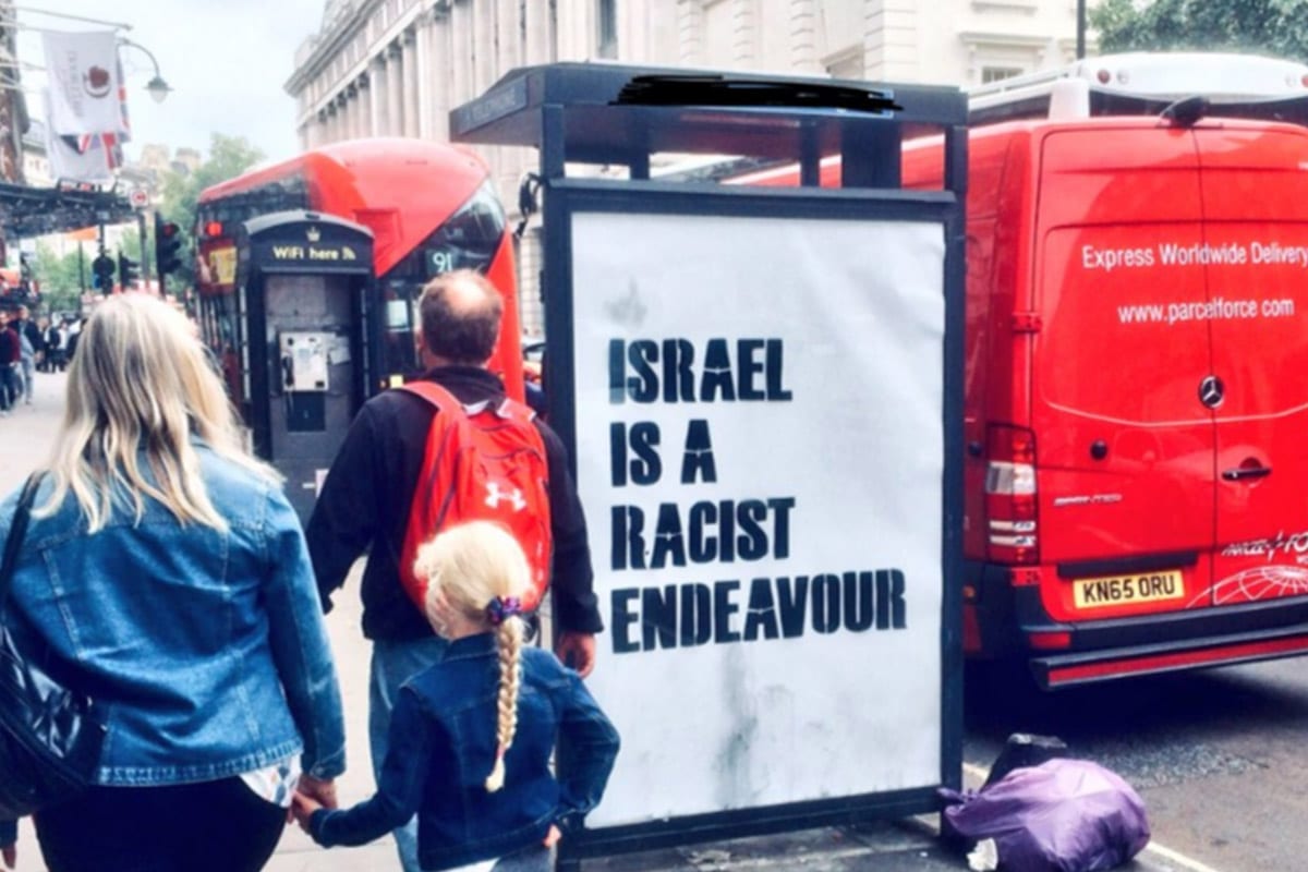Israel é um projeto racista, diz cartaz de protesto em Londres contra a Lei do Estado da Nação de Israel [Apaimages]
