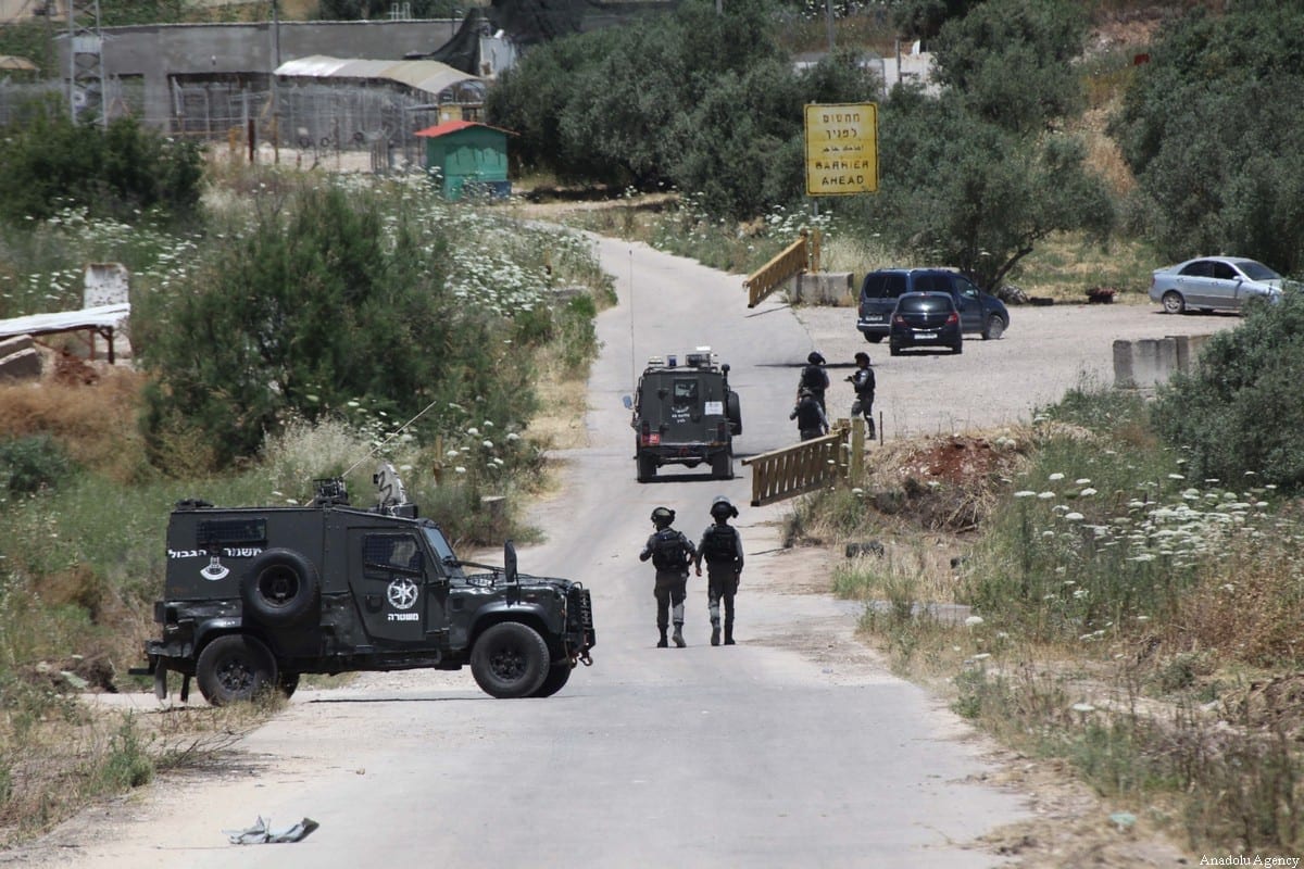 Forças israelenses são vistas fora do posto avançado do assentamento de Salem, depois de matarem dois palestinos e ferirem gravemente outro na parte norte da Cisjordânia, em 7 de maio de 2021 [Nedal Eshtayah/Agência Anadolu]
