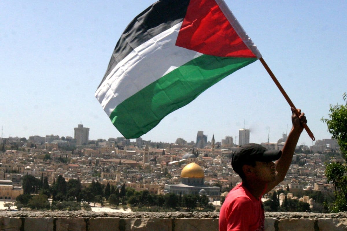 Palestino protesta no Monte das Oliveiras, com vista para o complexo de Al-Aqsa, contra uma decisão da ocupação israelense de construir um parque nacional em terras palestinas de a-Tur e Issawiya, em Jerusalém, 20 de abril de 2012 [Mahfouz Abu Turk/Apaimages]

