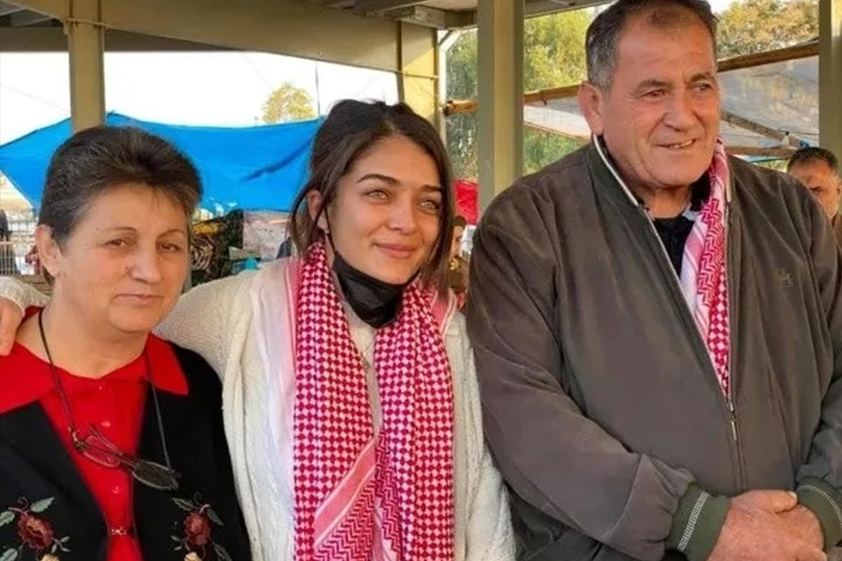 Mays Abu Ghosh (C) [@YourAnonCentral/Twitter]
