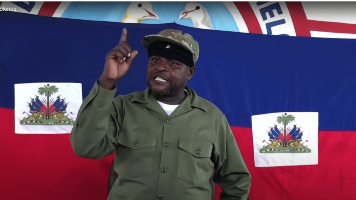 Líder do grupo G9, que reúne nove gangues do Haiti, Jimmy Cherizier, conhecido como "Barbecue", durante discurso publicado no youtube, em 10 de julho de 2021 [Reprodução/Youtube]