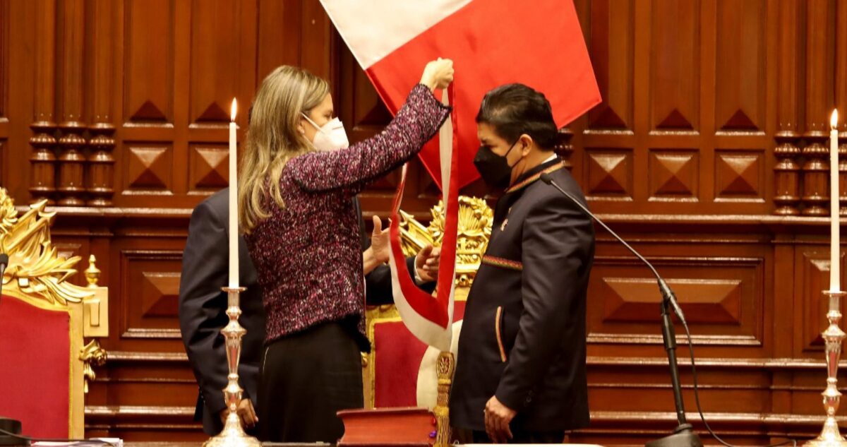 Pedro Castillo é empossado pela presidente do Congresso, María del Carmen Alva [Resumen Latinoamericano]
