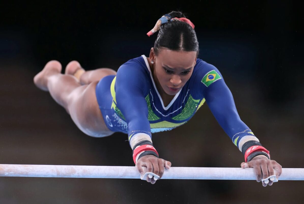 Rebeca em ação nas barras assimétricas dos Jogos Olímpicos de Tóquio 2020 – Foto: Ricardo Bufolin / CBG

