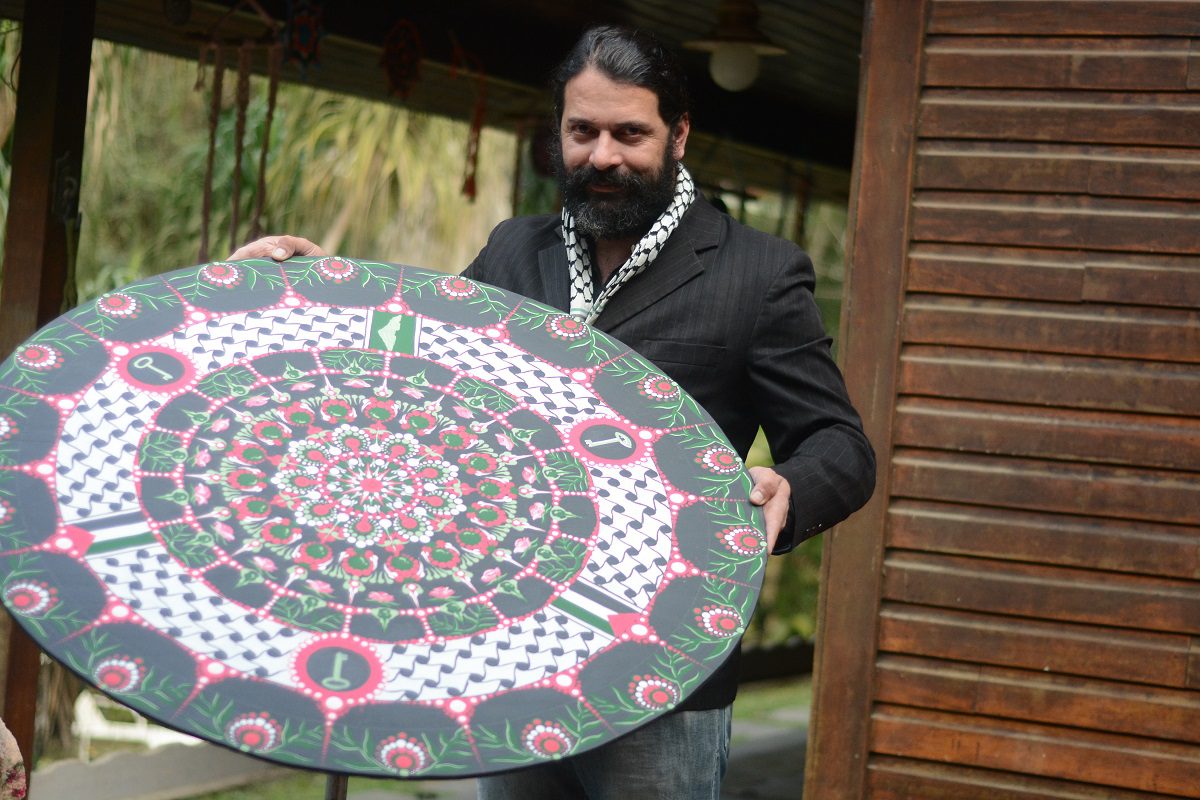 Muhammad Baker em seu atelier com a mandala da série Palestina [foto Lina Bakr]