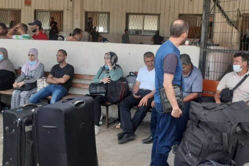 Palestinos esperam para cruzar a travessia de Rafah