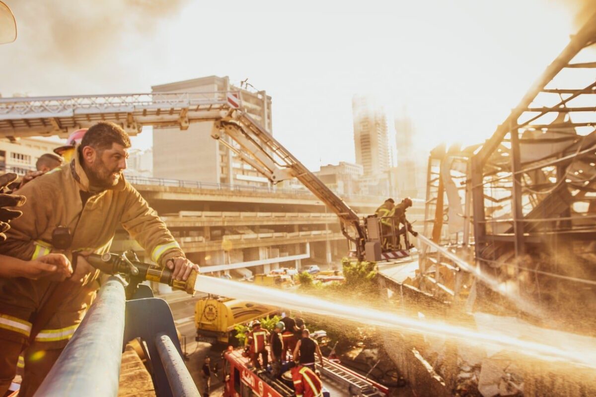 Bombeiros de Beirute atuam contra um incêndio dentro de um dos grandes depósitos no porto de Beirute, 39 dias após a explosão, em 11 de setembro de 2020, Beirute, Líbano [CivilDefenseLB / Fotos Públicas]
