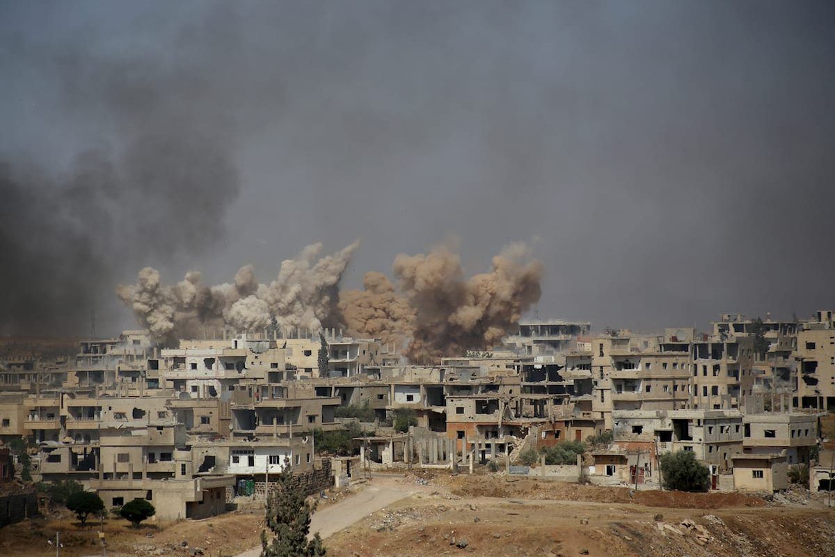 Bombardeios executados pelo regime sírio de Bashar al-Assad contra áreas residenciais de Daara, em 14 de junho de 2017 [Muhammed Yusuf/Agência Anadolu]
