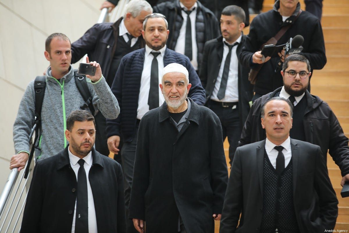 Sheikh Raed Salah reúne-se com apoiadores após uma corte israelense condená-lo a 28 meses de prisão na cidade de Haifa, em 10 de fevereiro de 2020 [Mostafa Alkharouf/Agência Anadolu]
