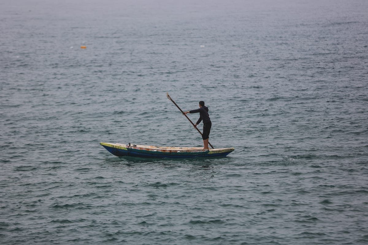 Pescadores navegam para o mar no Porto de Gaza, cidade de Gaza, em 5 de janeiro de 2021 [Ali Jadallah/Agência Anadolu]
