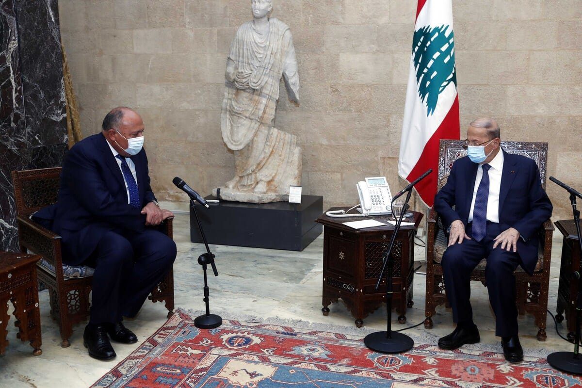 O presidente libanês, Michel Aoun (dir.), recebe o ministro das Relações Exteriores do Egito, Sameh Shoukry (esq.), no Palácio Baabda em Beirute, Líbano, em 7 de abril de 2021 [Presidência libanesa/Agência Anadolu]
