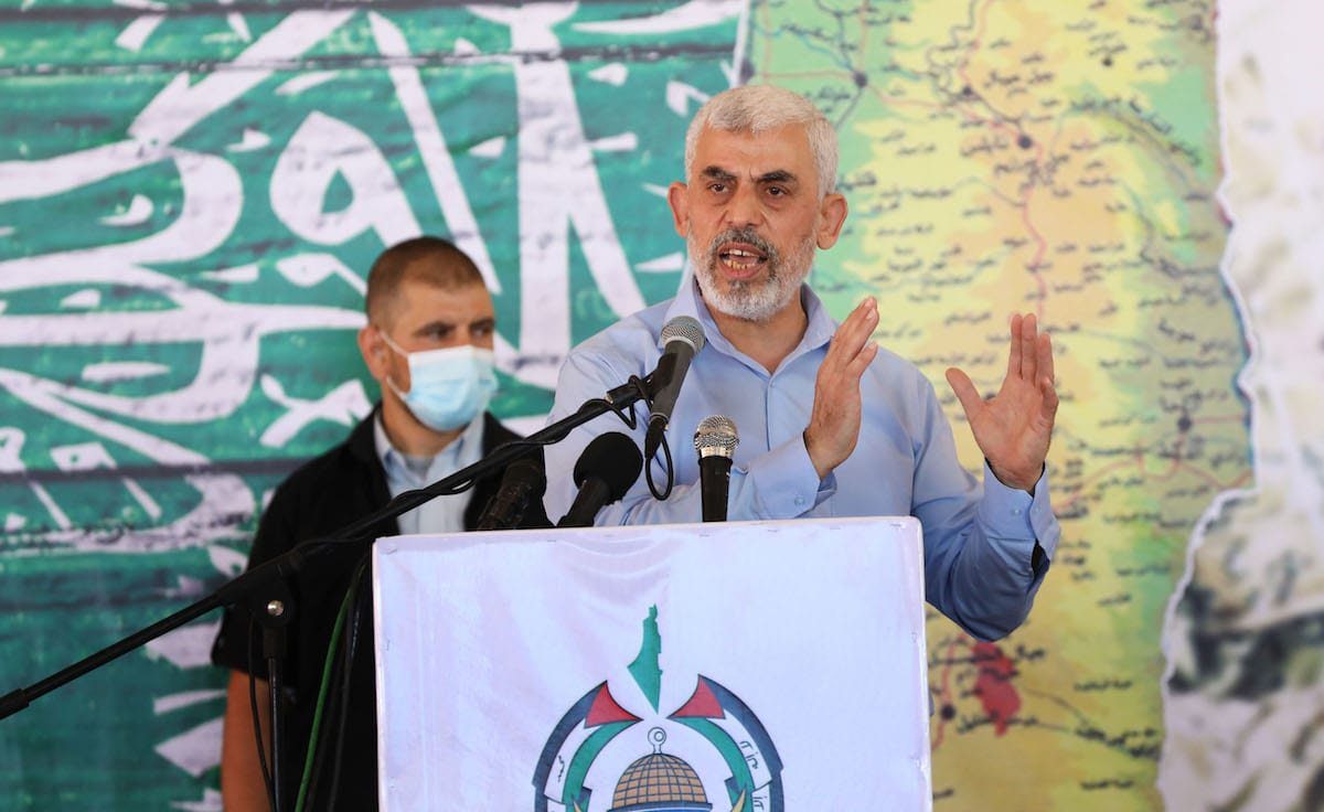 Yahya Sinwar, líder do movimento palestino Hamas, durante encontro com acadêmicos na Cidade de Gaza, 5 de junho de 2021 [Ashraf Amra/Agência Anadolu]

