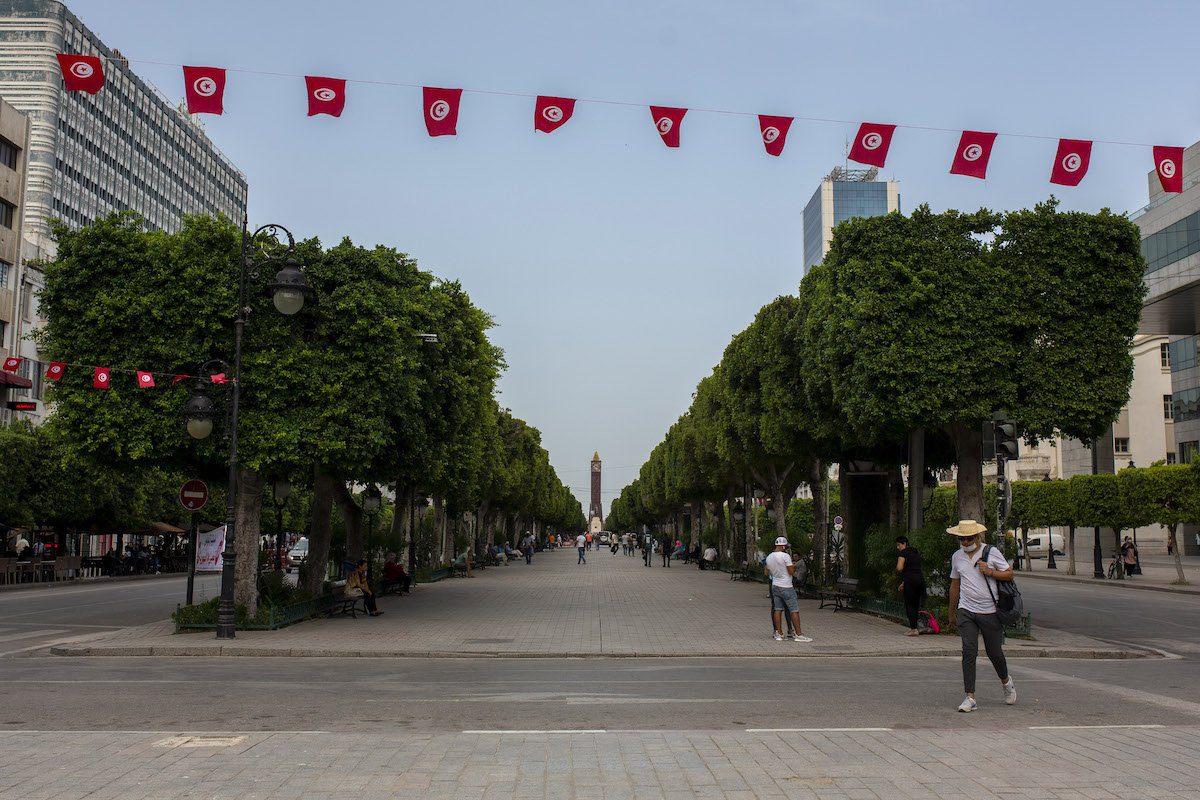 Rua Habib Burgiba permanece vazia após o presidente Kais Saied outorgar a si próprio autoridade executiva, em Túnis, Tunísia, 27 de julho de 2021. [Arif Hüdaverdi Yaman/Agência Anadolu]
