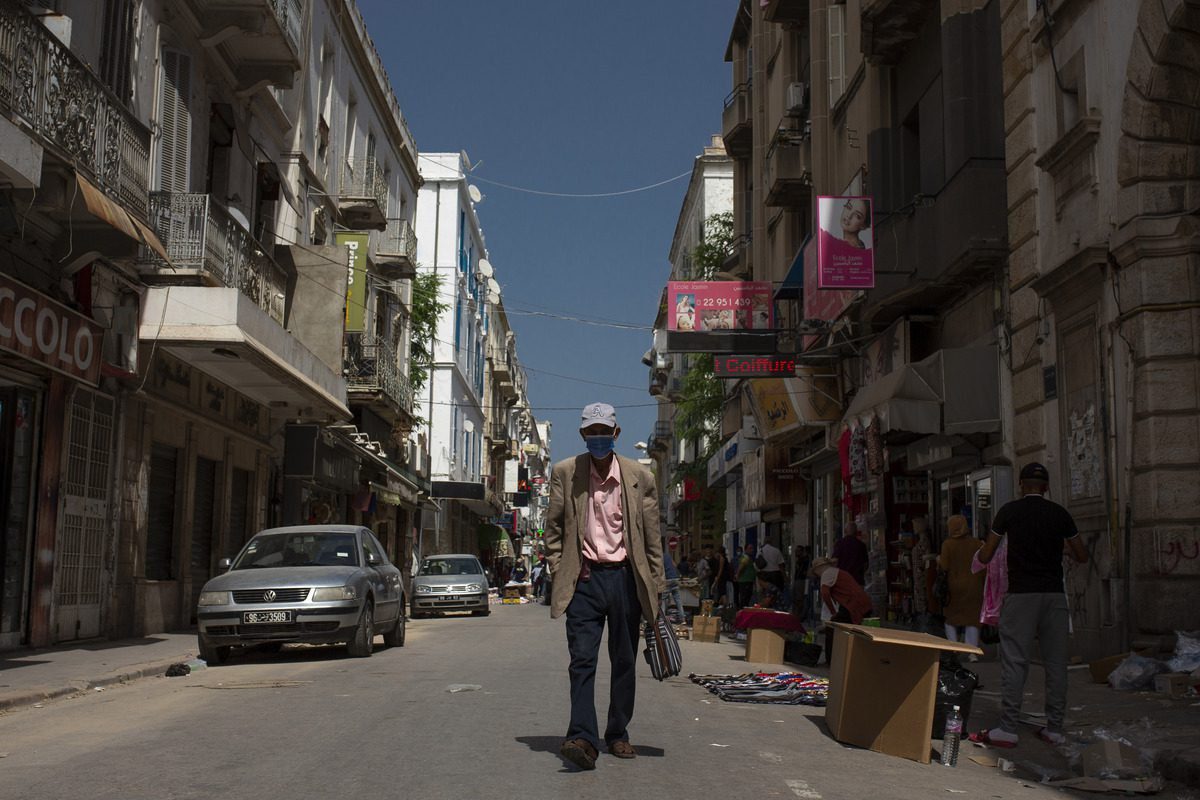 Uma rua permanece em silêncio depois que o presidente tunisiano, Kais Saied, anunciou no domingo que assumiu totalmente a autoridade executiva, além de suspender o parlamento em Túnis, Tunísia, em 27 de julho de 2021 [Arif Hüdaverdi Yaman/Agência Anadolu]

