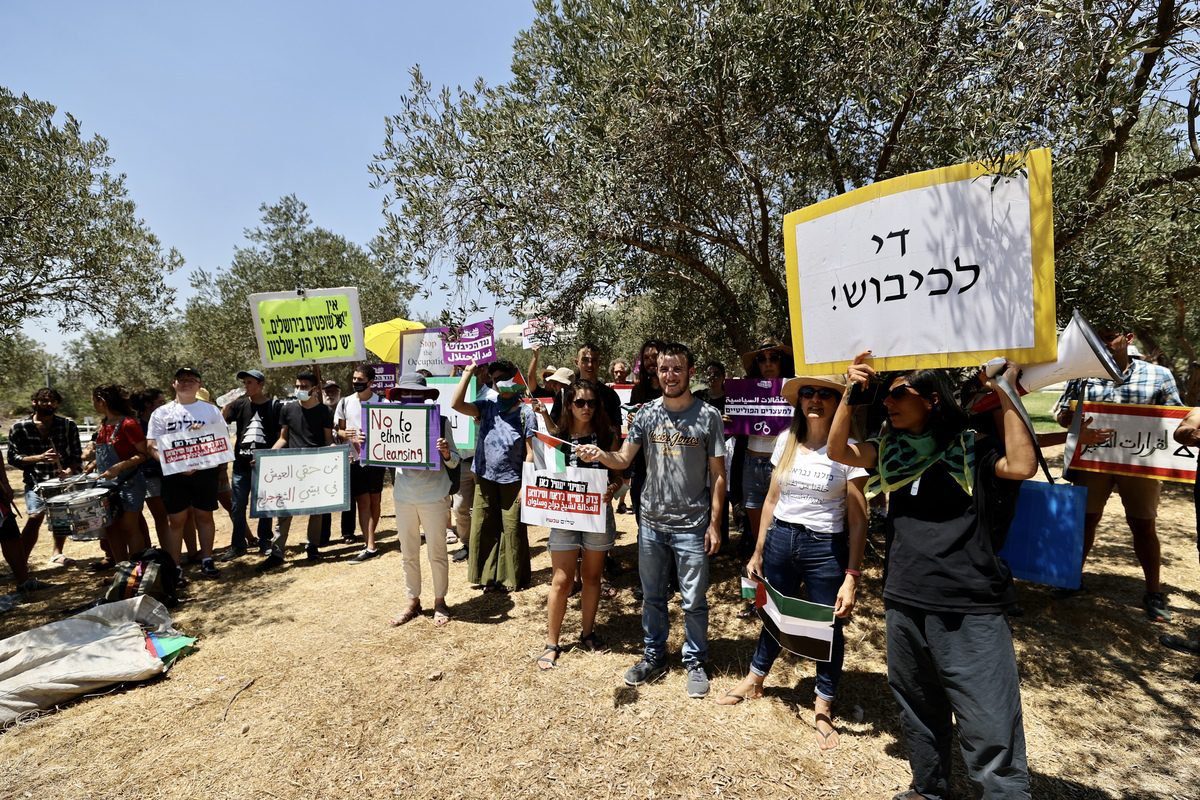 Protesto em frente à Suprema Corte de Israel após o adiamento da decisão sobre a expulsão de famílias palestinas de Sheikh Jarrah, em 2 de agosto de 2021 [Mostafa Alkharouf/Agência Anadolu]
