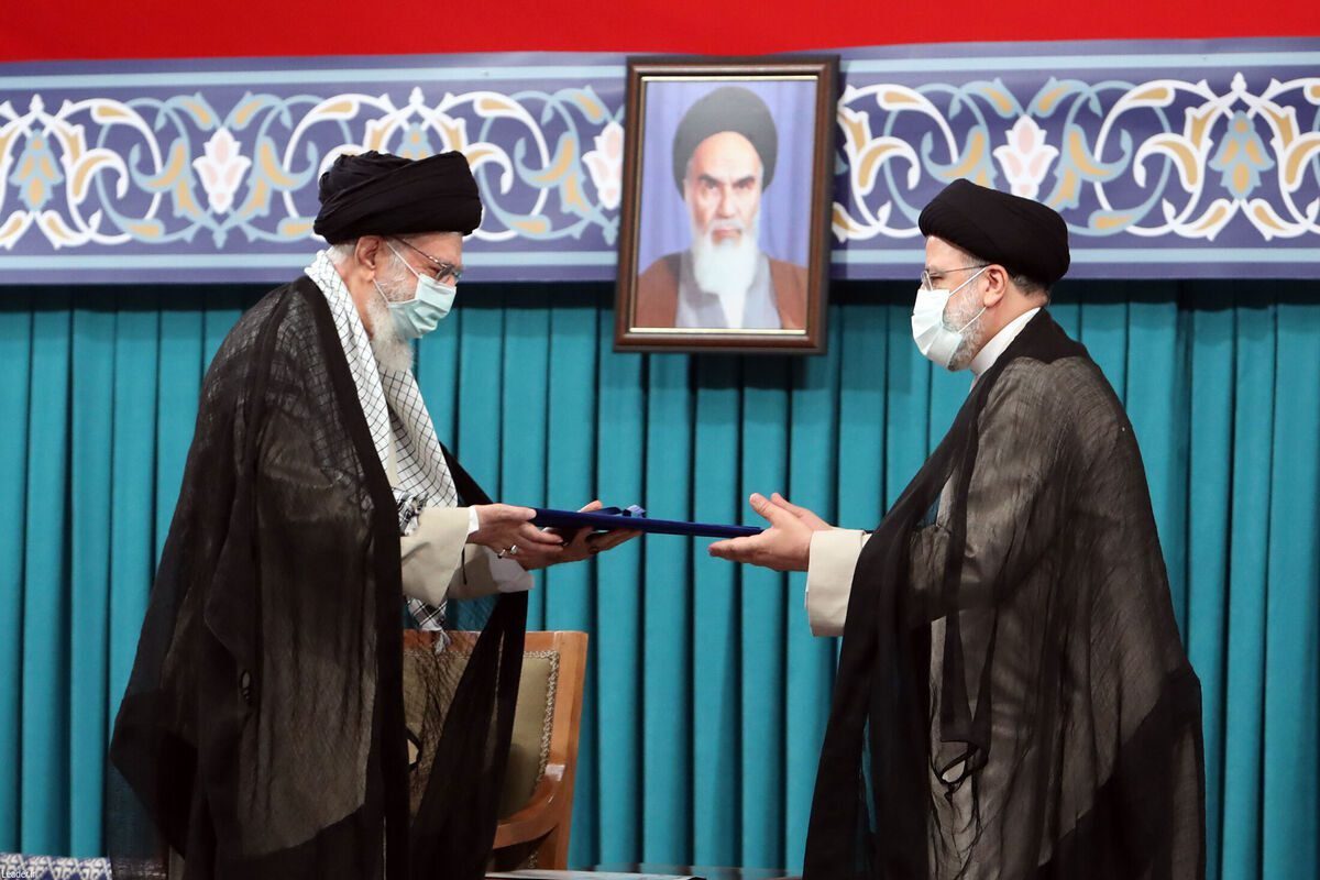 Supremo Líder do Irã Ali Khamenei concede seu selo de aprovação ao novo presidente Ebrahim Raisi (à direita), em cerimônia de apoio, na capital Teerã, 3 de agosto de 2021 [Gabinete de Imprensa da Liderança do Irã/Agência Anadolu]
