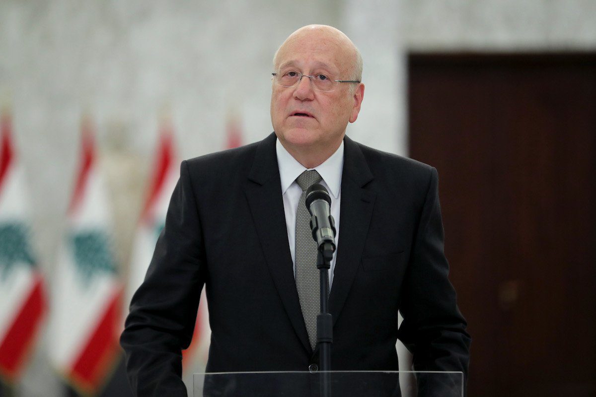 O ex-primeiro-ministro Najib Mikati, que foi designado para formar o novo governo, dá uma entrevista coletiva após reunião com o presidente do Líbano, Michel Aoun, em Beirute, Líbano, em 5 de agosto de 2021 [Presidência libanesa/Agência Anadolu]
