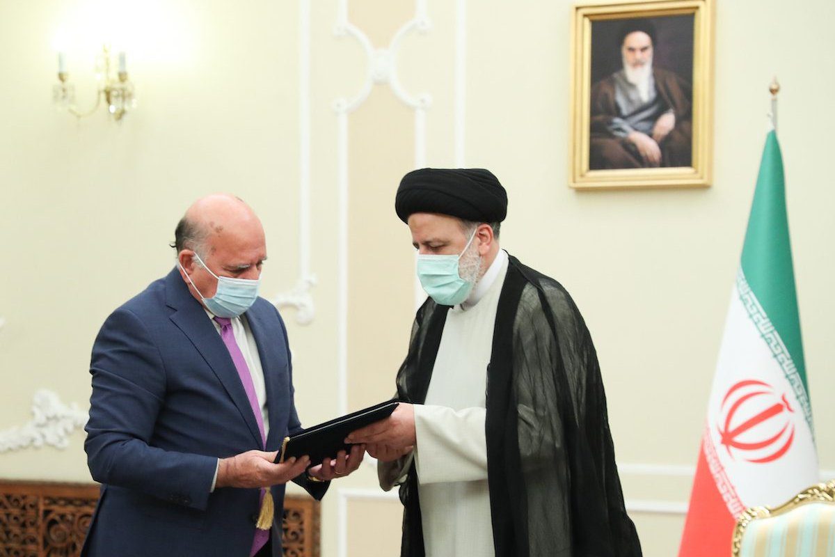 Ministro de Relações Exteriores do Iraque Fuad Hussein (à esquerda) encontra-se com o Presidente do Irã Ebrahim Raisi em Teerã, 10 de agosto de 2021 [Presidência do Irã/Agência Anadolu]