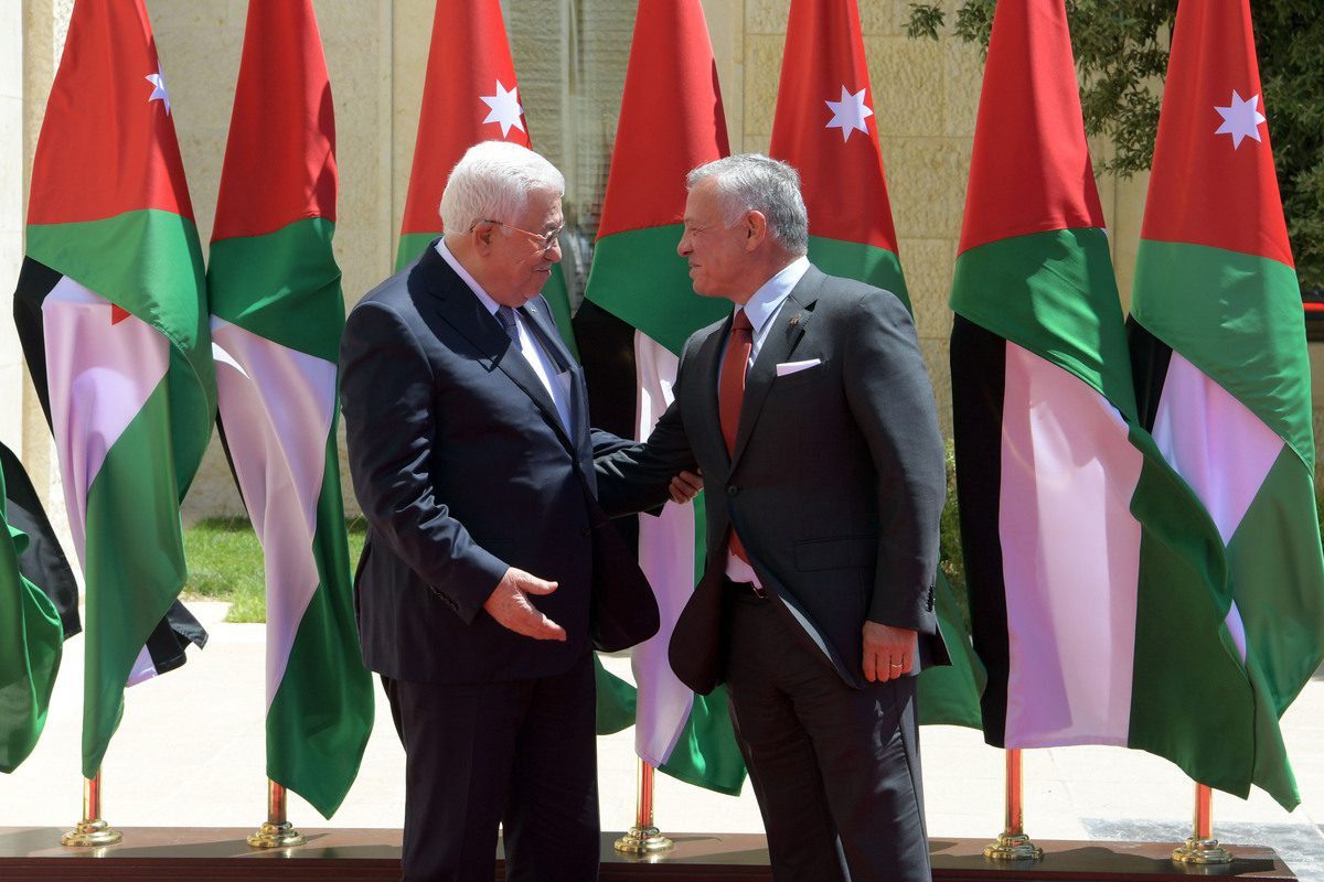 Rei da Jordânia Abdullah II (à direita) encontra-se com o Presidente da Autoridade Palestina Mahmoud Abbas, em Amã, 15 de agosto de 2021 [Presidência Palestina/Agência Anadolu]
