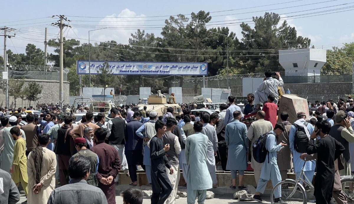  Milhares de afegãos correm para o Aeroporto Internacional Hamid Karzai enquanto tentam fugir da capital afegã de Cabul, Afeganistão, em 16 de agosto de 2021 [Haroon Sabawoon/Agência Anadolu] 
