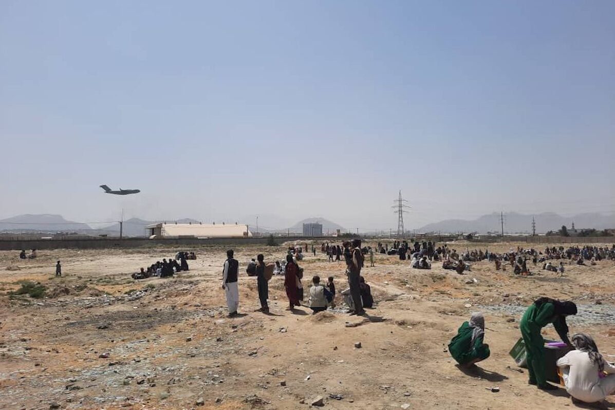 Os afegãos continuam esperando no Aeroporto Internacional Hamid Karzai enquanto tentam fugir da capital afegã, Cabul, Afeganistão, em 21 de agosto de 2021 [Sayed Khodaiberdi Sadat/Agência Anadolu]
