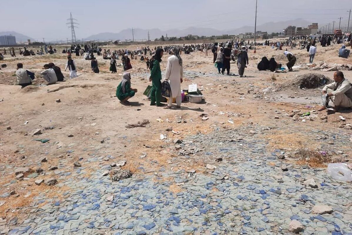 Os afegãos continuam esperando no Aeroporto Internacional Hamid Karzai enquanto tentam fugir da capital afegã, Cabul, Afeganistão, em 21 de agosto de 2021 [Sayed Khodaiberdi Sadat/Agência Anadolu]
