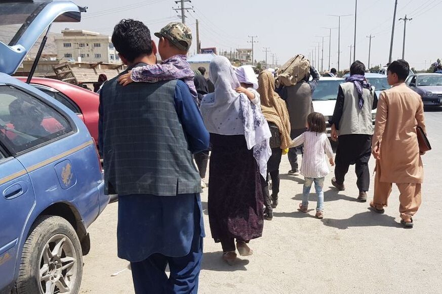 Afegãos continuam a esperar em torno do Aeroporto Internacional Hamid Karzai enquanto tentam fugir da capital afegã de Cabul, Afeganistão, em 21 de agosto de 2021 [Sayed Khodaiberdi Sadat/Agência Anadolu]
