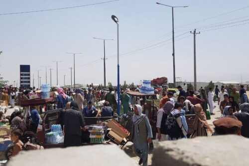 Afegãos aguardam no Aeroporto Internacional Hamid Karzai para tentar deixar a capital Cabul, após tomada do grupo Talibã, em 21 de agosto de 2021 [Sayed Khodaiberdi Sadat/Agência Anadolu]