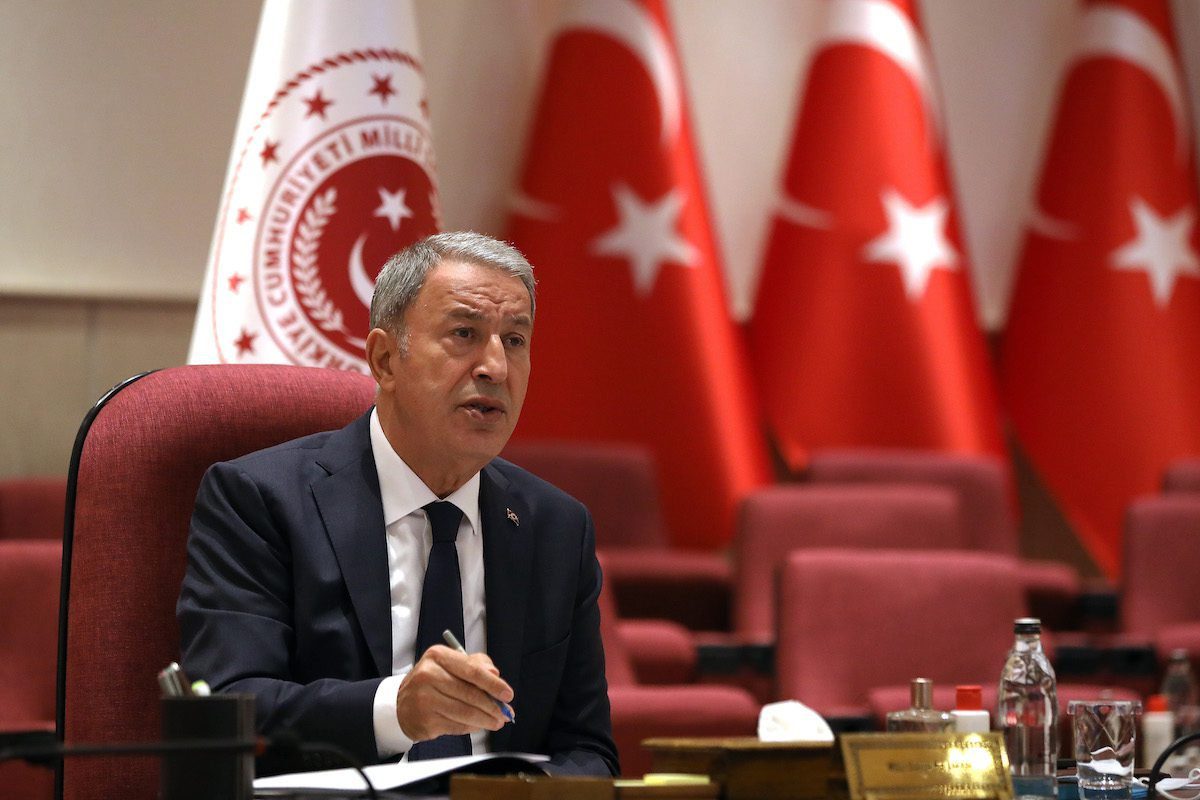 Ministro da Defesa da Turquia Hulusi Akar, durante reunião sobre o Afeganistão em Ancara, 23 de agosto de 2021 [Ministério da Defesa da Turquia/Agência Anadolu]