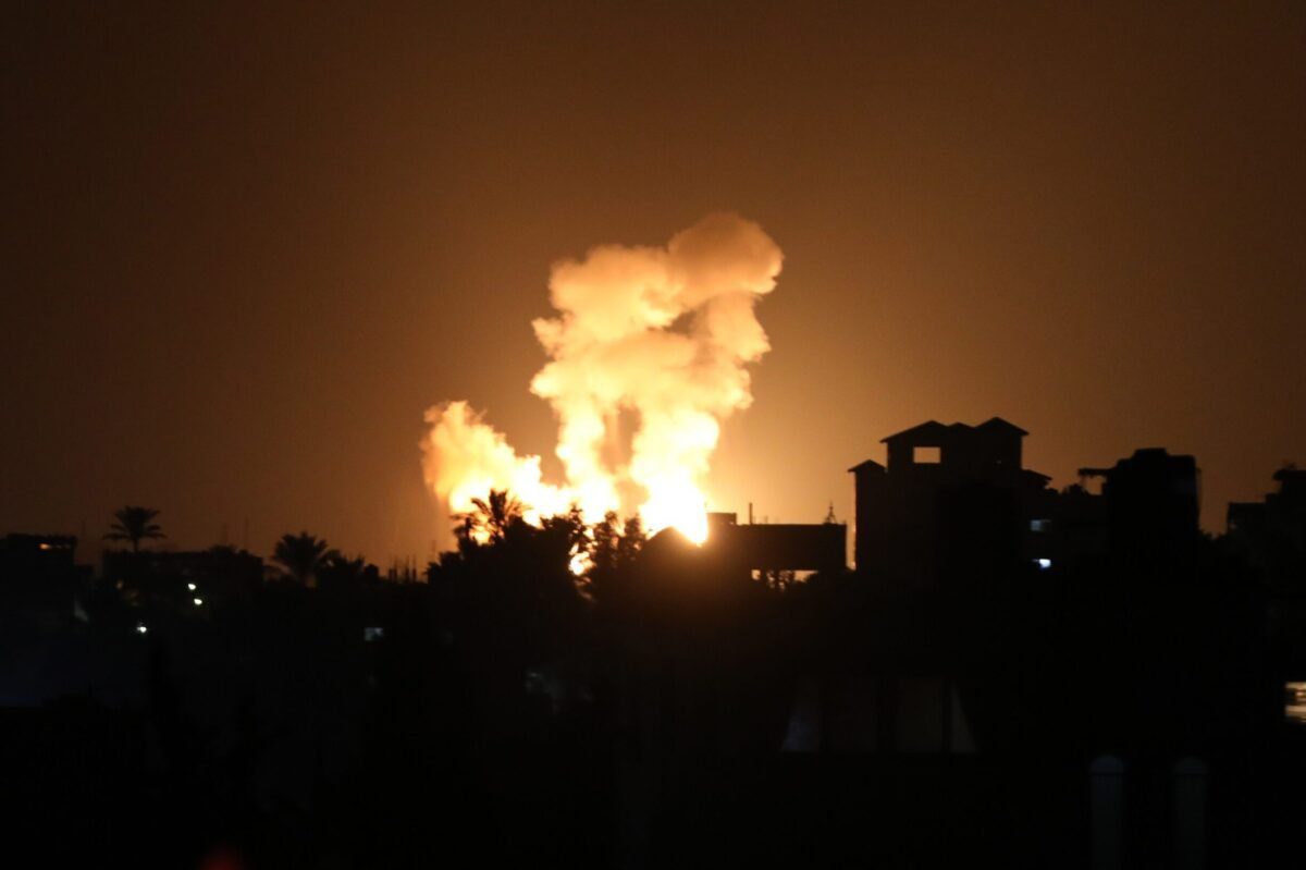 Bombardeios israelenses contra postos de resistência em Khan Yunis, na Faixa de Gaza, 23 de agosto de 2021 [Ashraf Amra/Agência Anadolu]