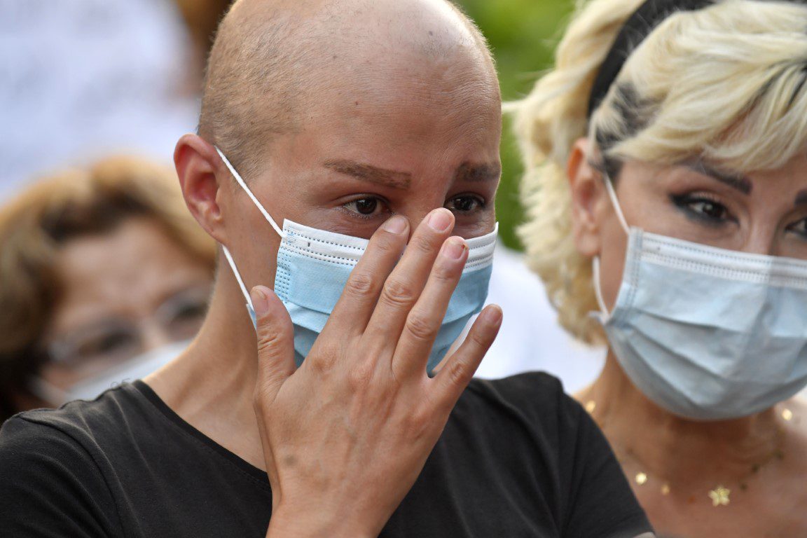 Engenheira Bahaa Costantine, na manifestação de pacientes com câncer exigindo remédios, em Beirute, em 26 de agosto de 2021 [Houssam Shbaro/Agência Anadolu]
